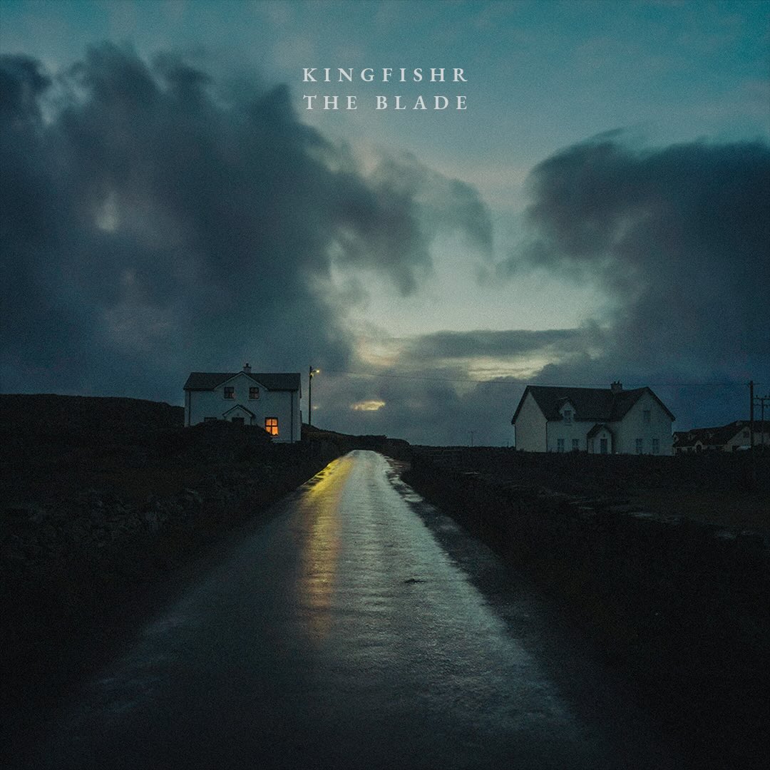 Hit Irish Trio Kingfishr Return For 2026 With New Single, ‘The Blade’, As Well As Music Video Featuring Actor Anthony Boyle, From ‘House Of Guinness’