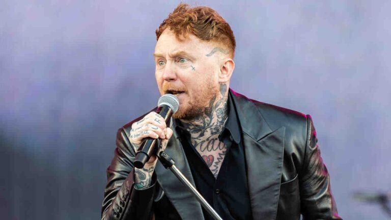 Sex Pistols singer Frank Carter throws “stupid” fan out of a gig – and the fans’s dad approves